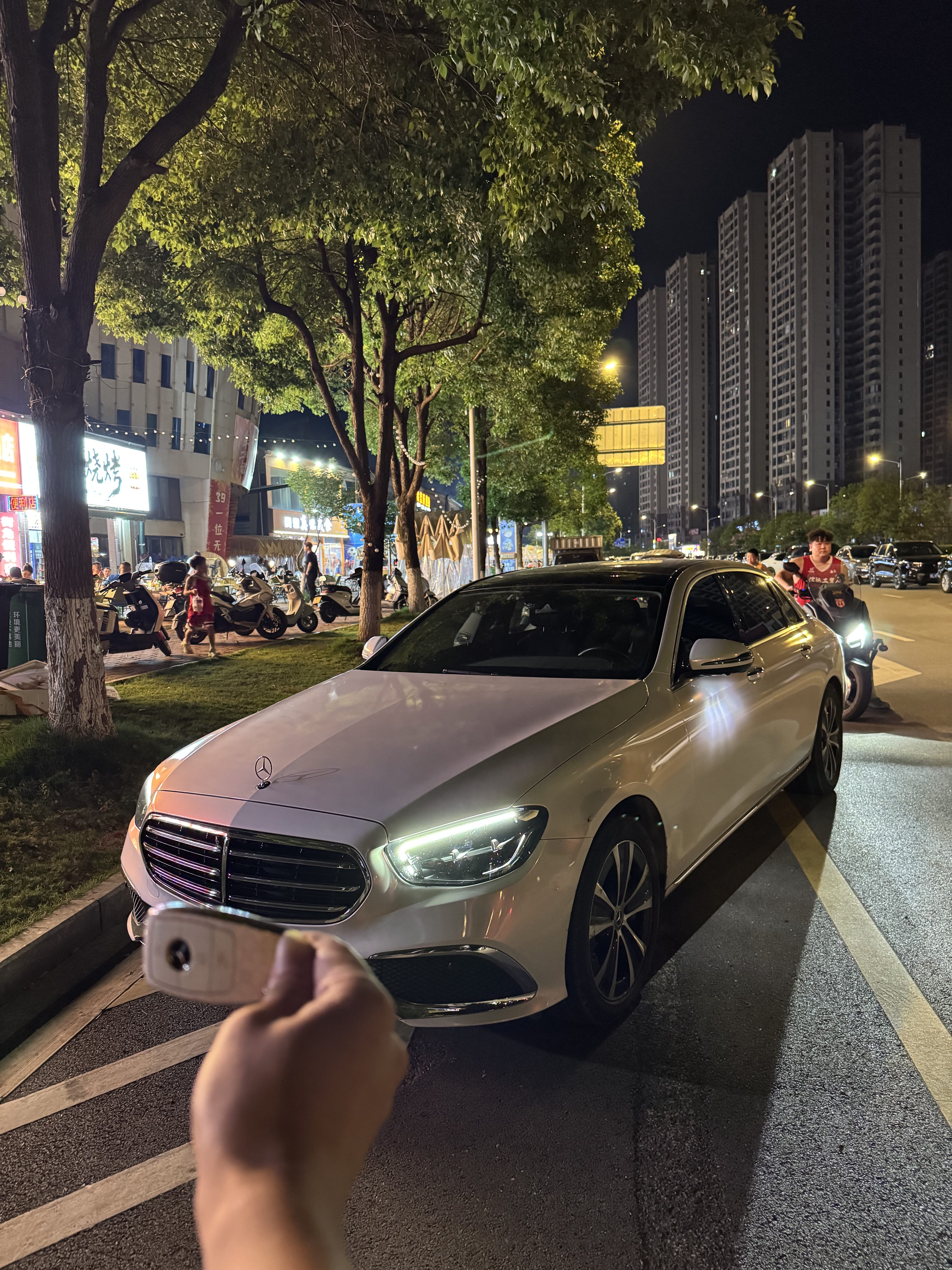 2022 model modified two E350e L plug-in hybrid sedan